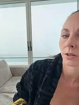 Offline Mel-Mia on StripChat