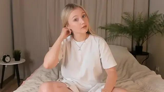 ArianeAumich on StripChat 