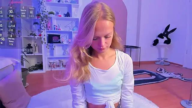 Kara_smalltits on StripChat 